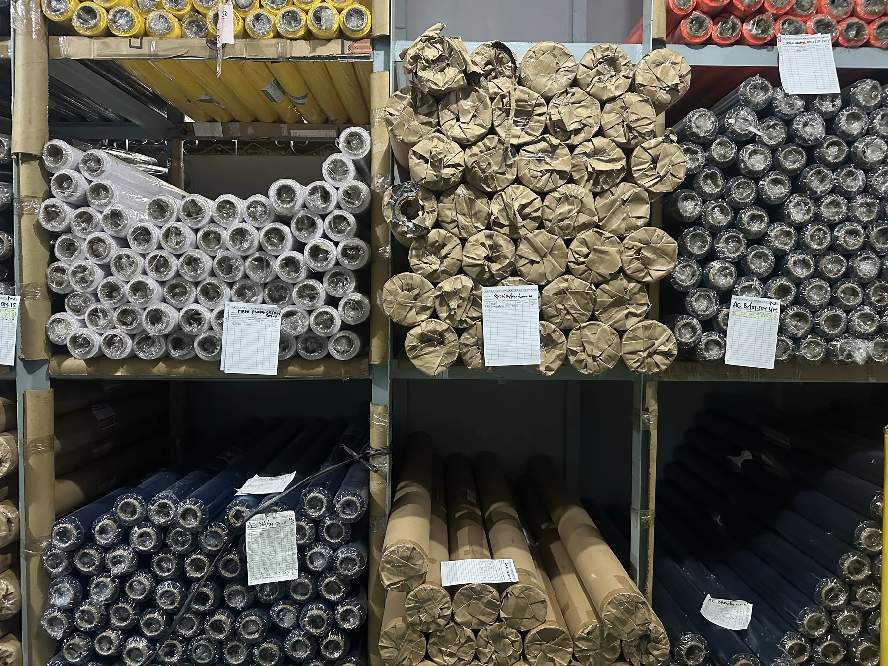 Ragam material dalam roll di gudang BOSS BAHAN PVC