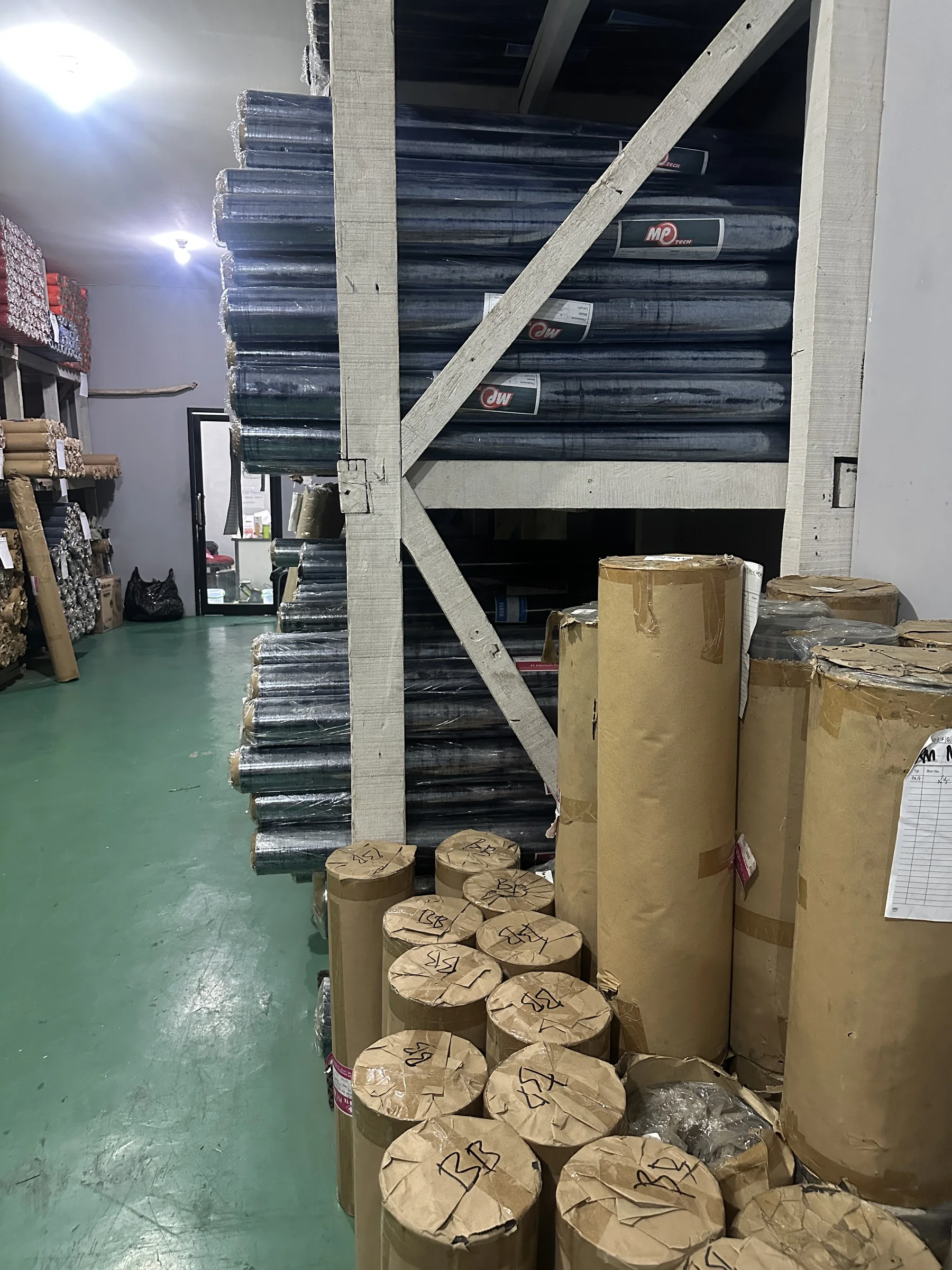 Area penyimpanan roll terkemas BOSS BAHAN PVC
